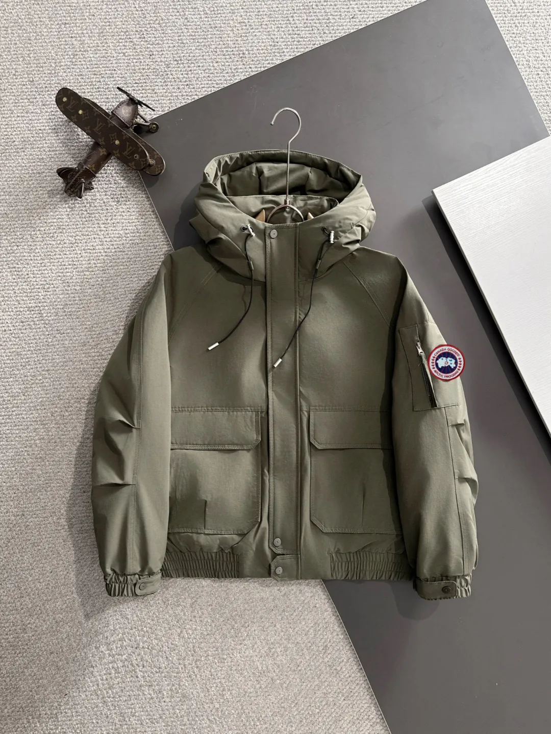 Two-day delivery time P960 Big Goose 🔥🔥 High-end customization 2025 winter official website's latest popular down jacket. Original custom-made hardware accessories for customers, all imported and original customization. Welcome to compare at the counter. Absolutely high quality. Use top-grade 90 white goose down. Super soft. Filled with fluffy and full feathers. Super heavy work. Fabric workmanship is excellent. The version is super perfect. Note⚠The fabric is super comfortable. Exclusive model. High-end quality. A must-have warm and protective artifact in winter. Size: M-3XL